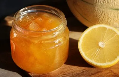 Dulceața de pepene galben cu sirop limpede și culoare aurie are un secret simplu
