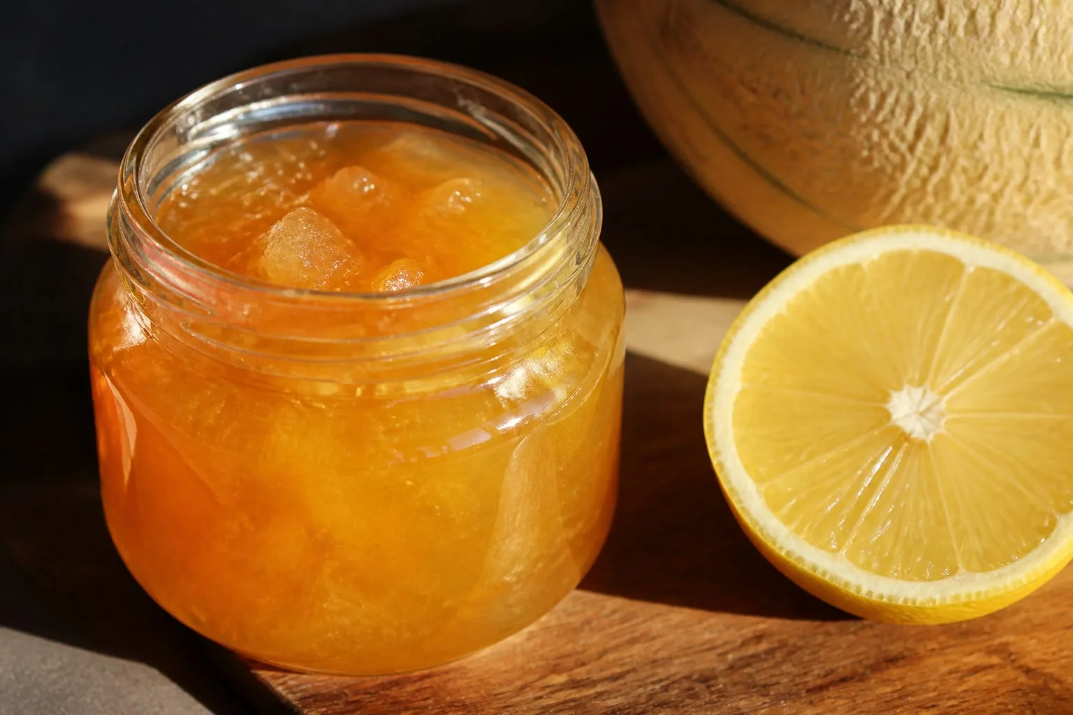 Dulceața de pepene galben cu sirop limpede și culoare aurie are un secret simplu