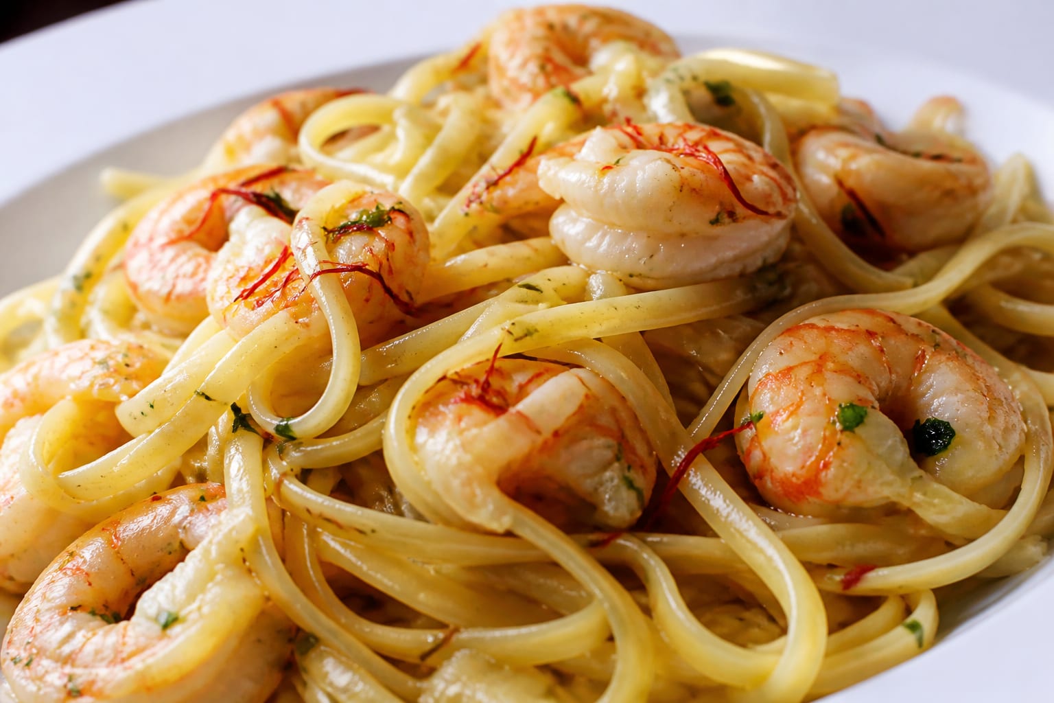 Linguine cu creveți și șofran, rețeta pentru o cină rapidă cu o notă de rafinament