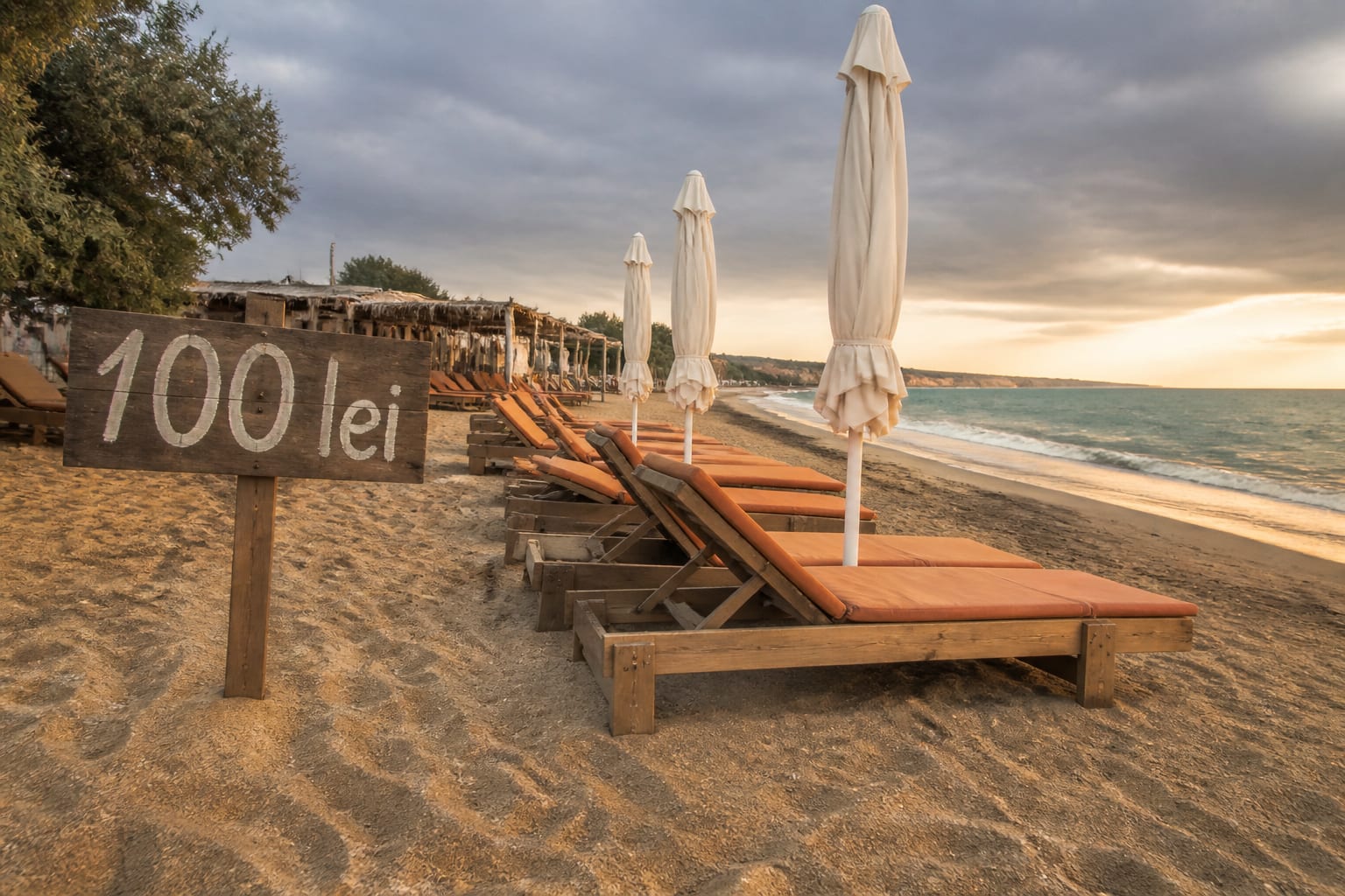Un șezlong în Vama Veche costă acum până la 100 de lei în weekend
