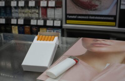 De ce vedete precum Dua Lipa și Kylie Jenner readuc țigara în atenția publică