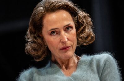 Gillian Anderson joacă rolul Marthei într-un spectacol de 3 ore și 20 de minute, programat până la 19 decembrie