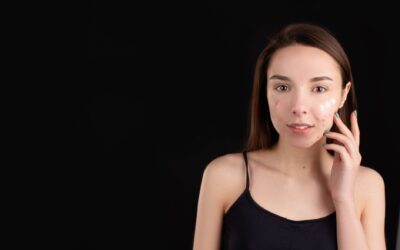 Cum se îngrijește pielea în adolescență, de la demachiere la protecție solară cu SPF de cel puțin 30