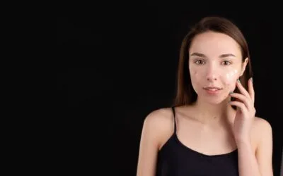 Cum se îngrijește pielea în adolescență, de la demachiere la protecție solară cu SPF de cel puțin 30