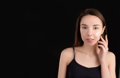 Cum se îngrijește pielea în adolescență, de la demachiere la protecție solară cu SPF de cel puțin 30
