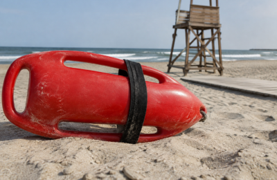 Stephen Amell preia conducerea salvamarilor în noul „Baywatch”, cu premiera în ianuarie 2027